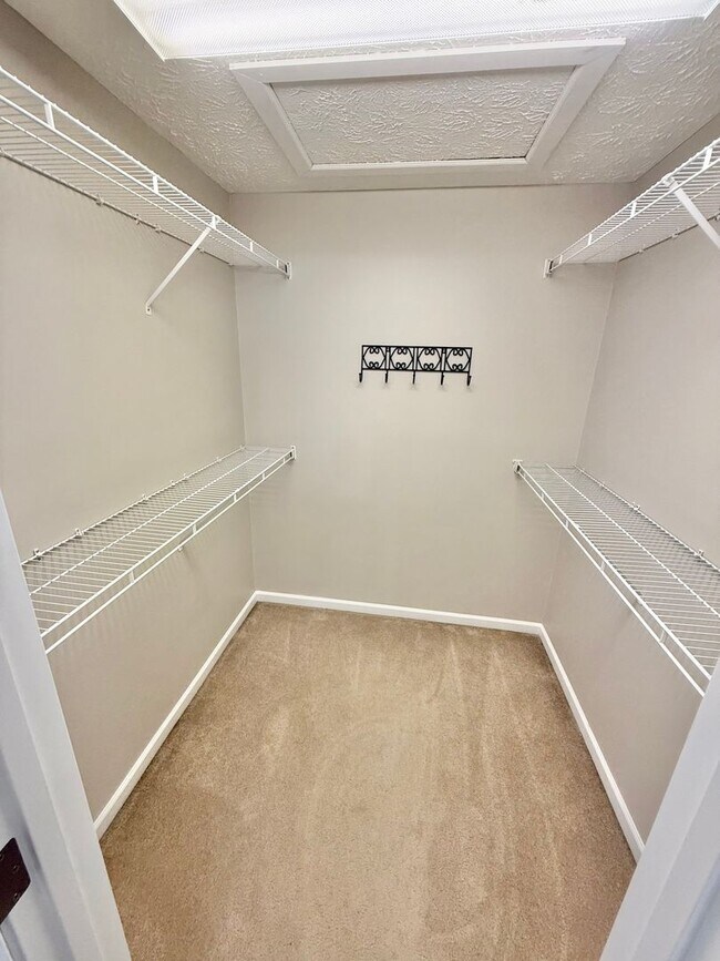 Building Photo - West Knoxville 37932 - 4 bedroom, 2.5 bath home - Contact Tanner Fee (865) 850-5103