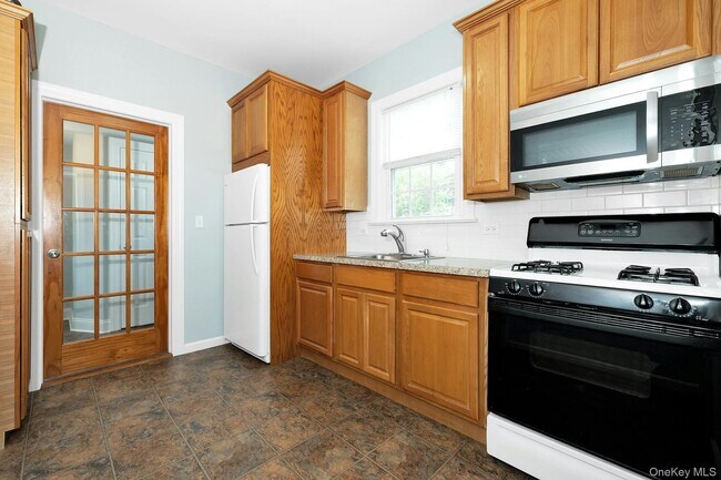 Building Photo - 747 Pelhamdale Ave