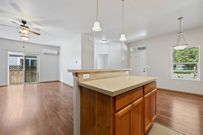 Building Photo - MOVE IN READY! 2 bed, 2 bath townhouse. No...
