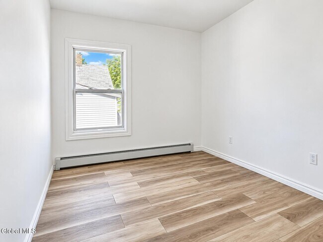 Building Photo - 33 Storrie St