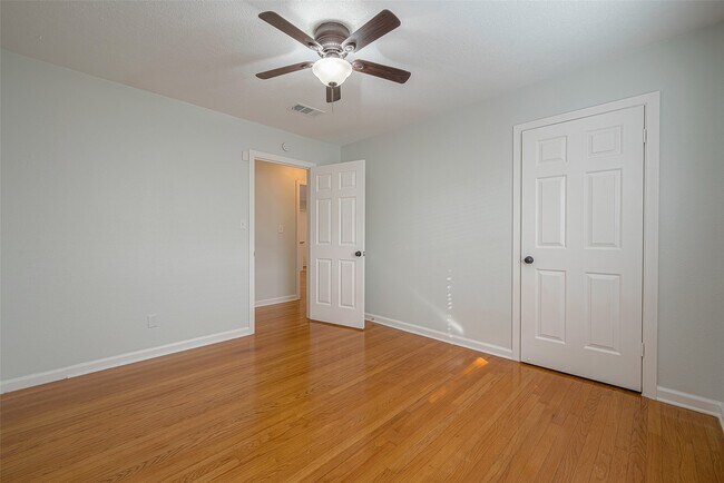 Building Photo - 4923 Poinciana Dr