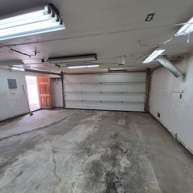 Building Photo - Excellent Tahoe Park Home.