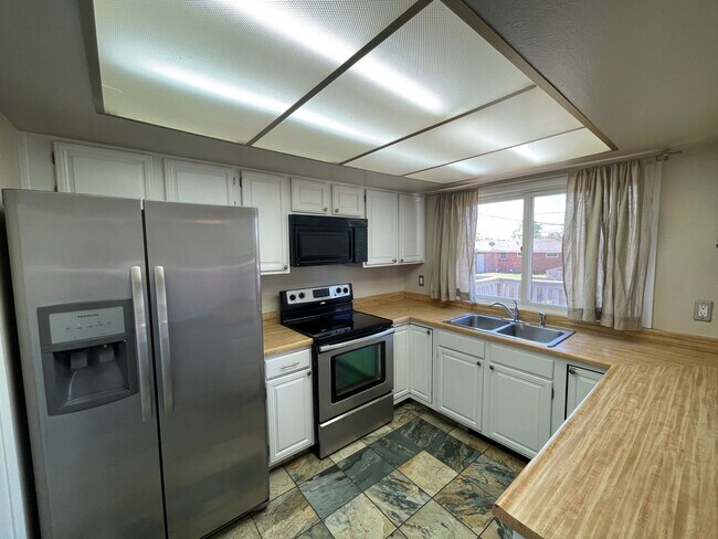 Building Photo - 3321 Bevans St