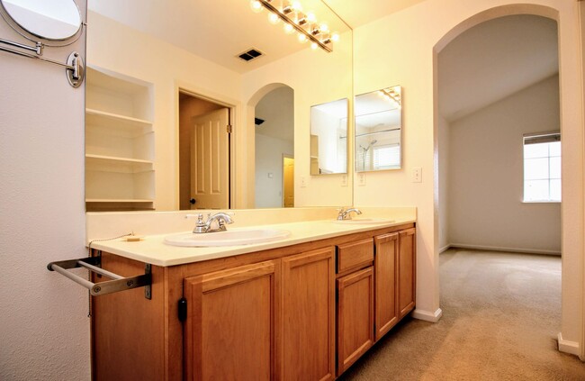 Building Photo - 2 Bedroom 2.5 Bath Home in Petaluma