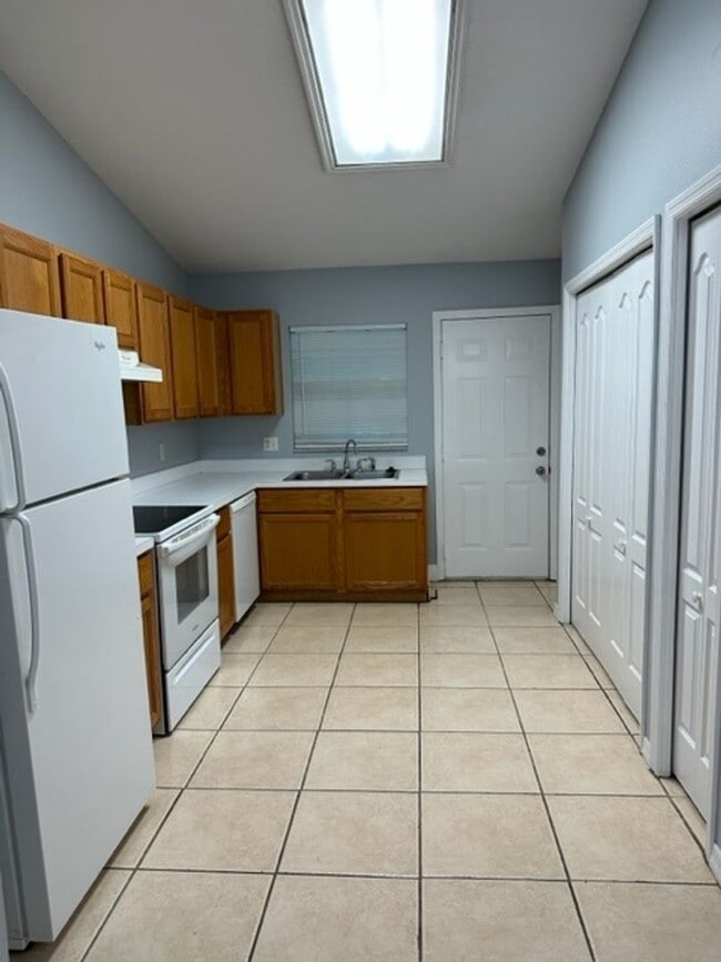 Building Photo - 2 Bed 2 Bath 1/2 Duplex in St Cloud close to Lakefront!