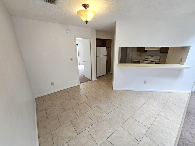 Building Photo - Awesome 3 Bed / 2 Bath Townhome with Open ...