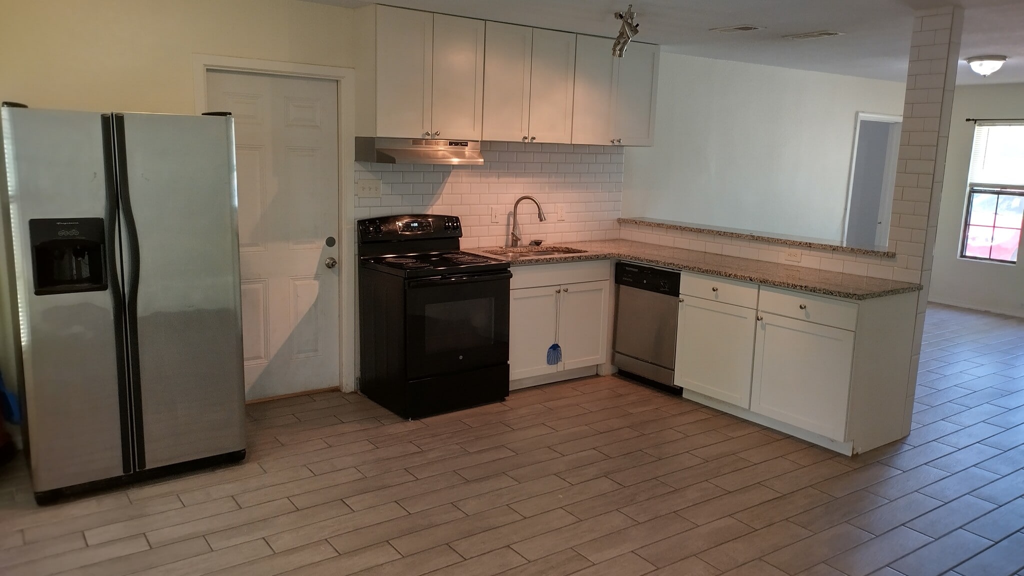 kitchen - 518 Riverdale Dr