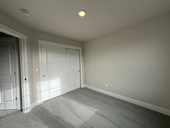 Building Photo - Welcome to this brand-new 3-bedroom, 2.5-bath home located in NW Redmond, OR.