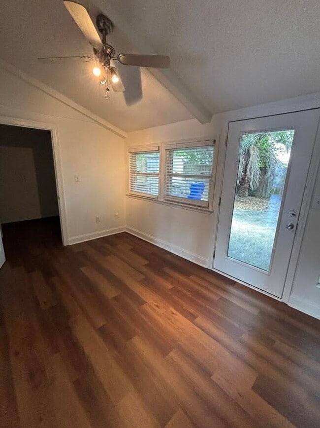 Building Photo - 3 Bedroom Townhouse available in Ashley Vi...