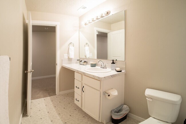 Building Photo - 4 bed 2 bath with bonus room