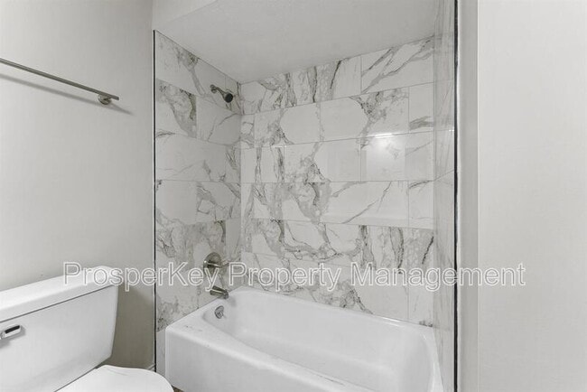 Building Photo - 4924 Roxbury Dr