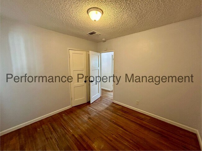 Building Photo - Cute 3 Bed/1 Bath SE Bakersfield Home w/ S...