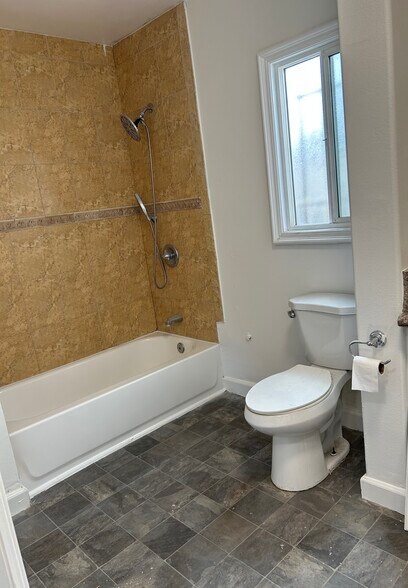 Building Photo - 617 E 109th St