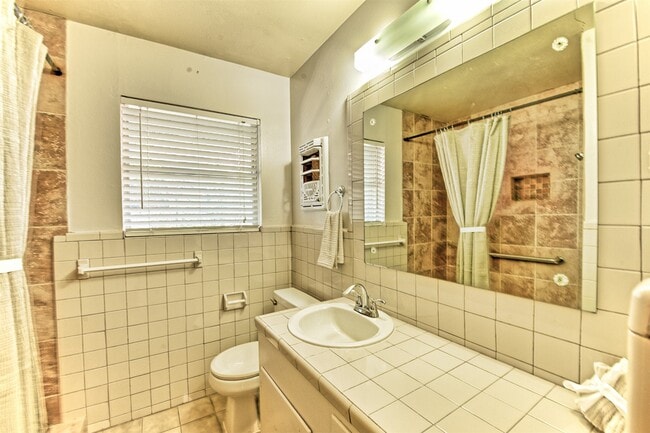 Building Photo - 918 Lehman St