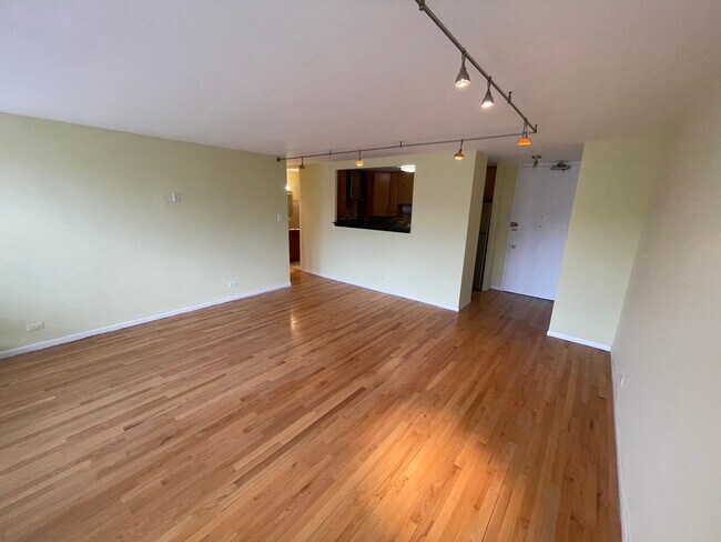 Building Photo - 1450 E 55th Pl