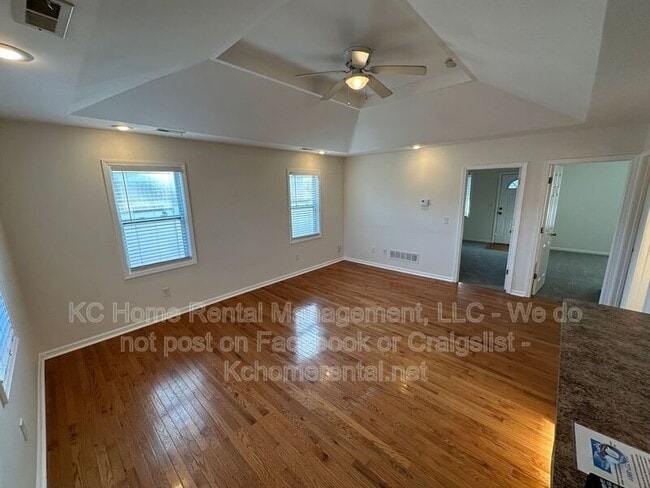 Building Photo - 1903 W 43rd Pl