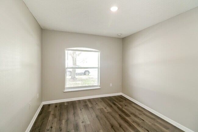 Building Photo - 30220 Birdhouse Dr