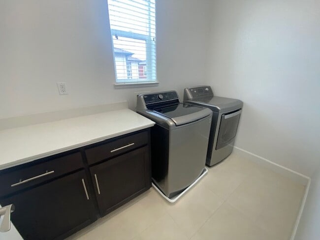 Building Photo - Beautiful Marina Home!