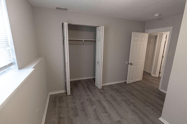 Building Photo - 215 Wheaton Ct