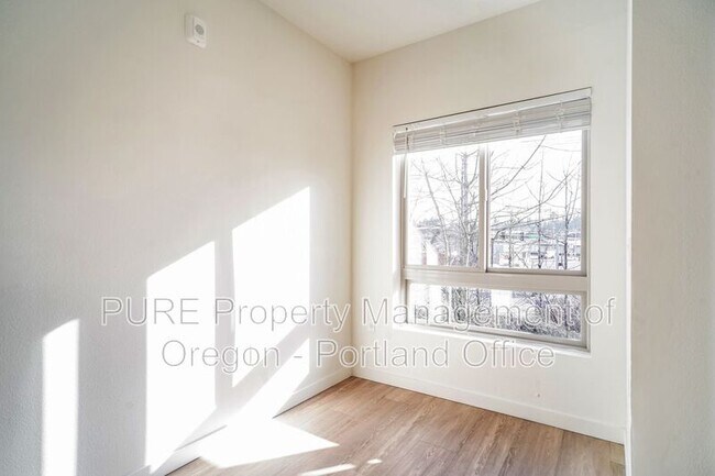 Building Photo - 22025 NE Halsey St