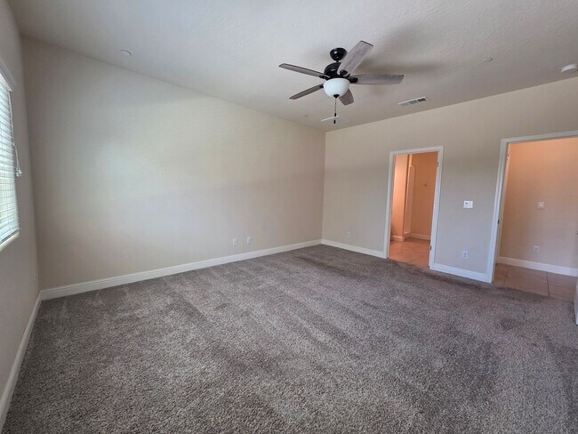 Building Photo - 3 bedroom 2 Bathroom available in desirabl...