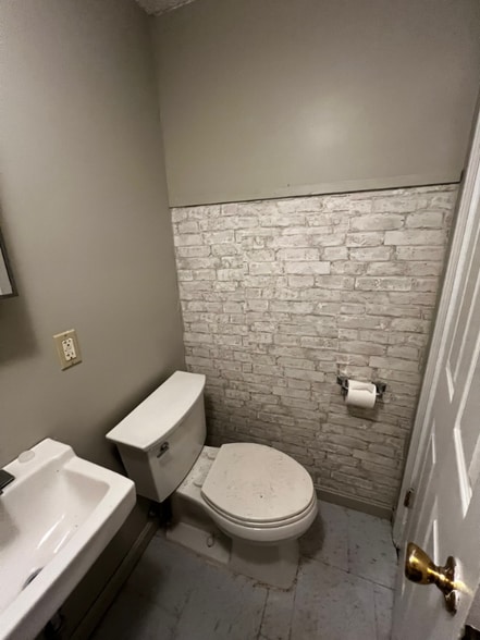 Building Photo - 306 Marble St