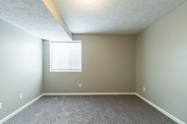 Building Photo - Gorgeous Newer Home in Nice Family Neighborhood