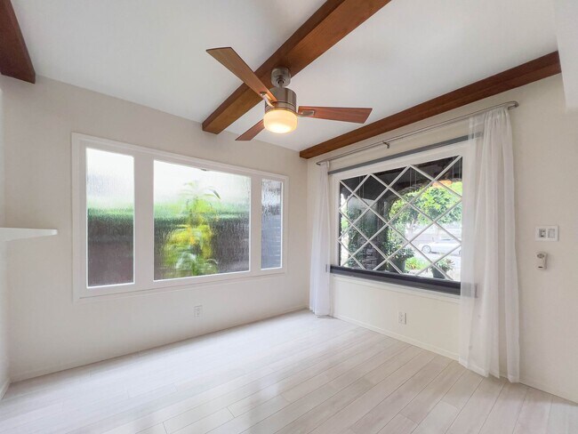 Building Photo - Stunning 2 BR Santa Monica Duplex with Views!