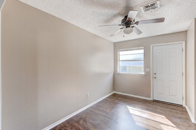 Building Photo - Discover Your New Home: 2-Bedroom Duplex Now Available in Edmond, OK!