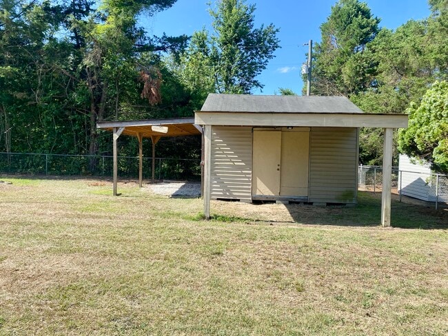 Building Photo - 2560 Nicholson Dr
