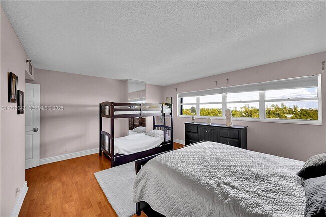 Building Photo - 3200 Port Royale Dr N