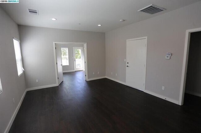 Building Photo - 2 bedroom in Oakland CA 94609