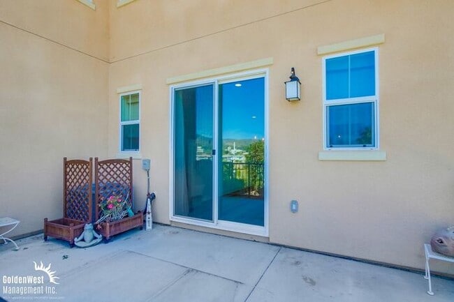 Building Photo - Newly Built 3Bdm 2.5Ba Home with Modern Fe...