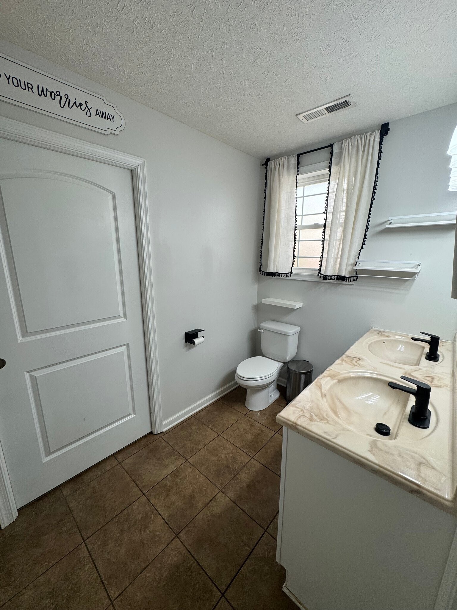 Building Photo - 4647 Ferncliff Dr