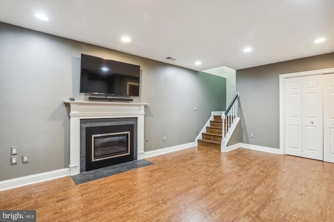 Building Photo - 1596 N Colonial Terrace