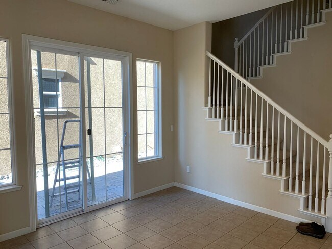 Building Photo - 1331 Violet Way