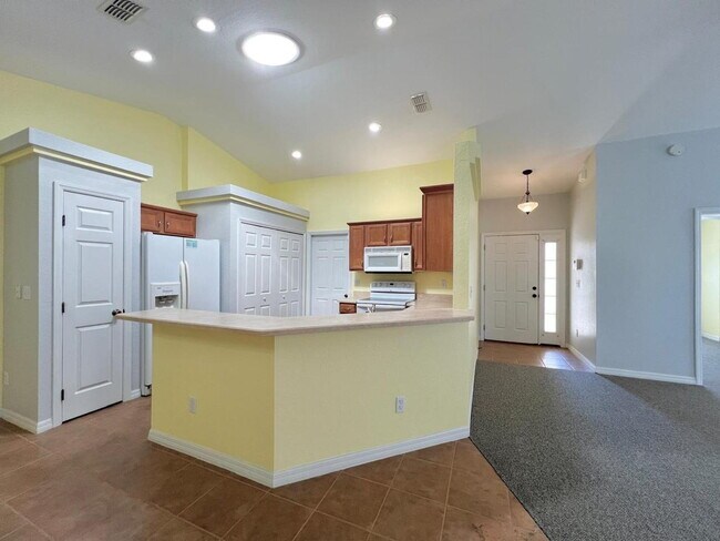 Building Photo - **MOVE-IN SPECIAL 2 WEEKS FREE IN SEPTEMBE...