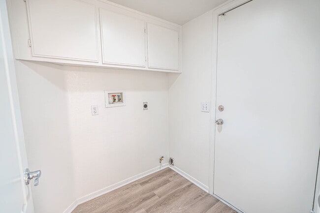 Building Photo - Charming Castaic Home Available 4/7/26