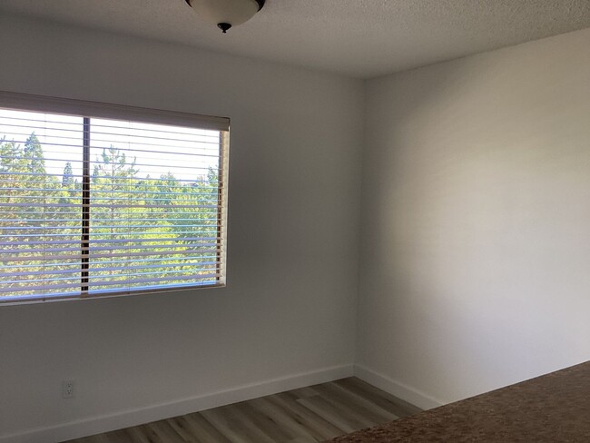 Building Photo - REMODELED UNIT IN THE LOVELY SKYLINE VILLA...