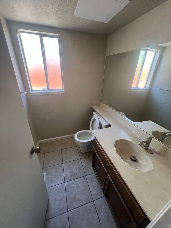 Building Photo - Spacious & Updated 4BD/2.5BA Home in Prime...