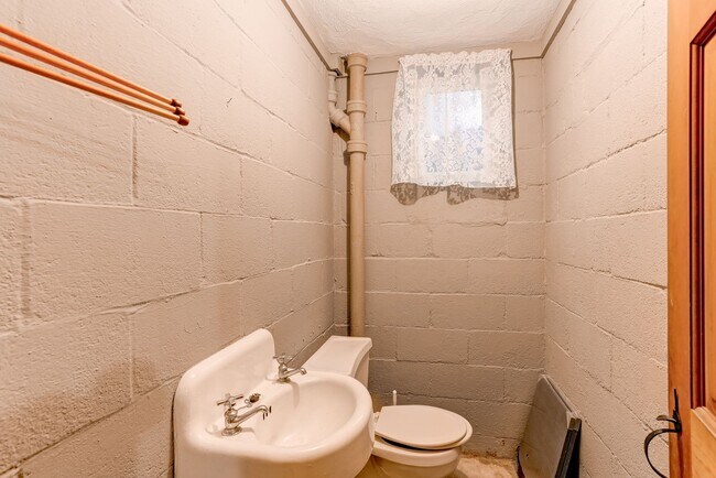 Building Photo - 4 bedroom, 2.5 bathroom home in Camp Hill