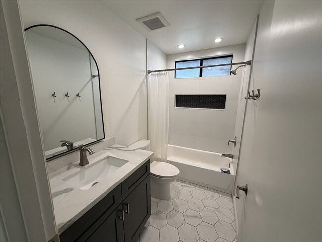 Building Photo - 115 Rosemary Dr