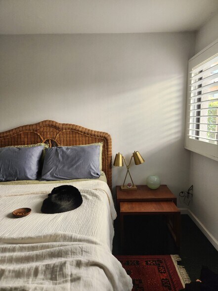 Building Photo - 435 S Virgil Ave