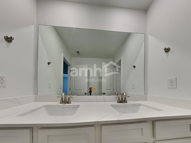 Building Photo - 395 Hickory Pointe Rd