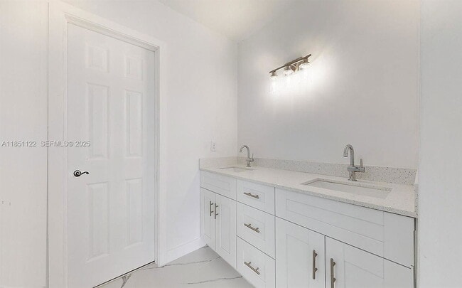 Building Photo - 917 SW 135th Ct