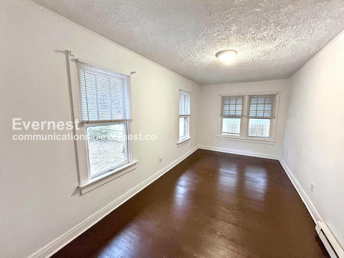 Building Photo - 802 E Broadway