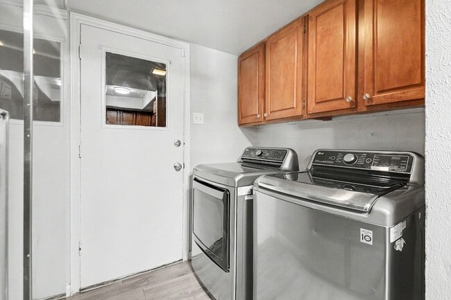 Building Photo - 2201 Jackson Cir