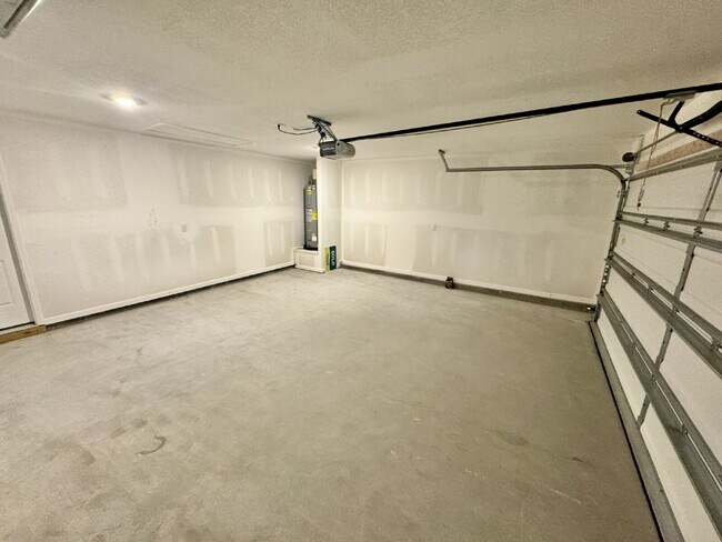 Building Photo - New rental in Brighton Oaks! Conveniently located off Hwy 231, this community conveniently close ...