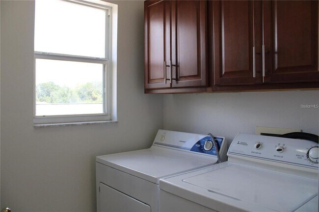 Building Photo - 7840 Carriage Pointe Dr