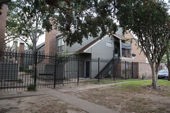 Building Photo - 6601 Sands Point Dr